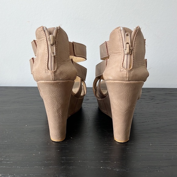 Chinese Laundry 5” Taupe Leather Wedge Sandal Heels - Picture 3 of 5